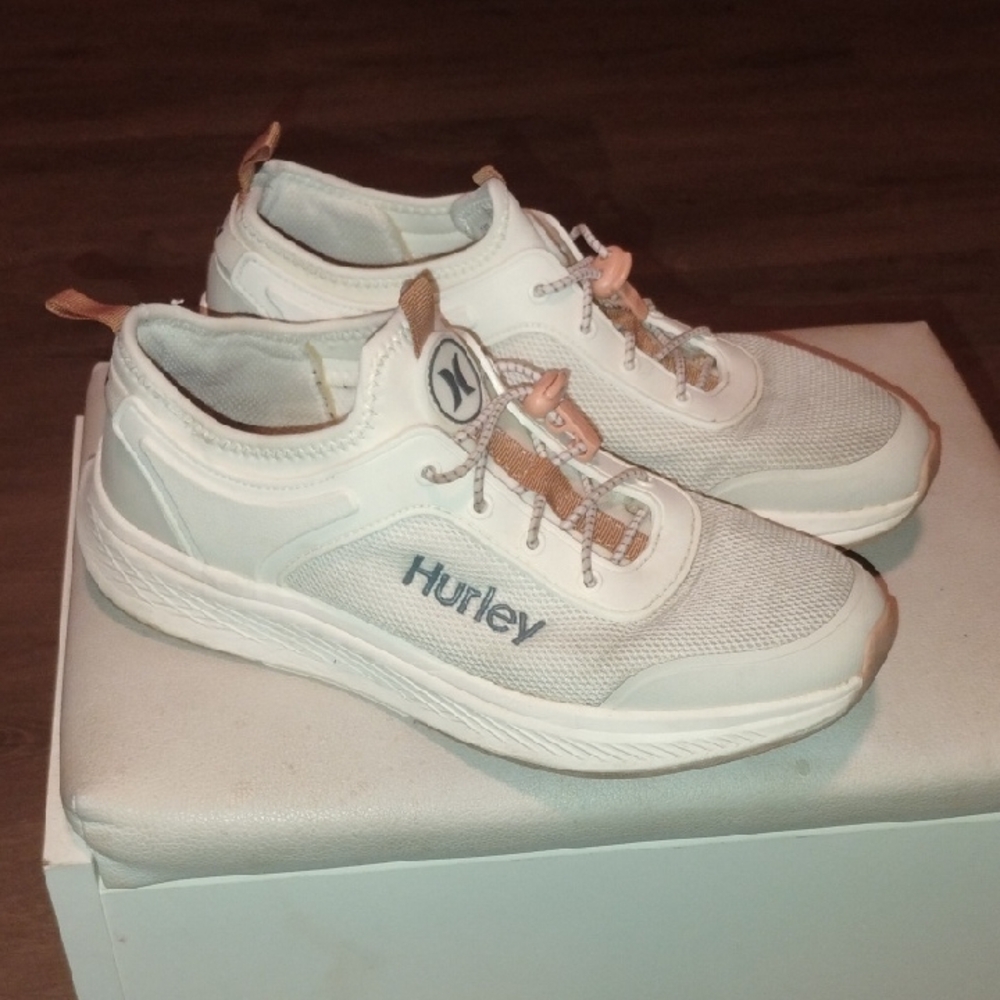 Hurley Women's Roscana Bungee Wite  and Tan Sneakers Size 7.5